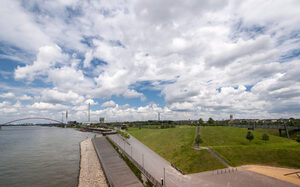 Vogelperspektive mit Blick auf die Brücke der Solidarität