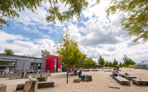 Blick auf Restaurant und Sandpromenade im Rheinpark