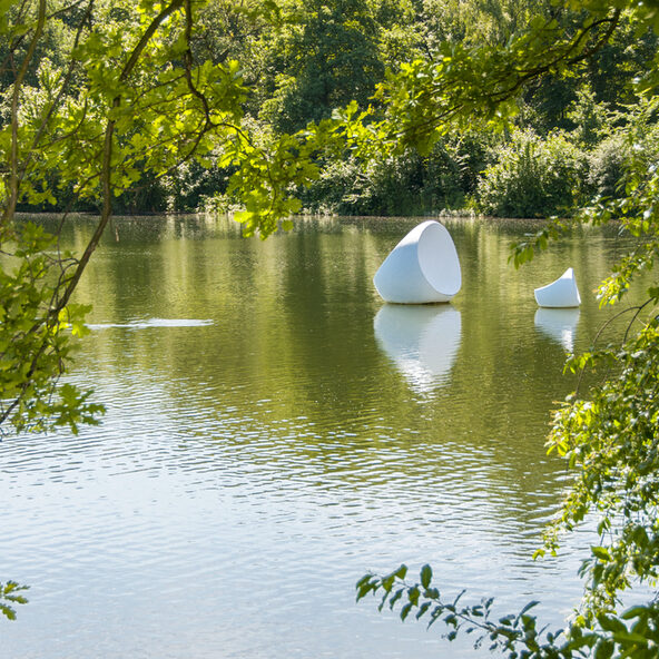 Kunstwerke auf einem See